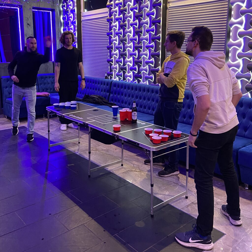 Das Yolawo-Team spielt Bierpong beim Teamevent in Luhden.