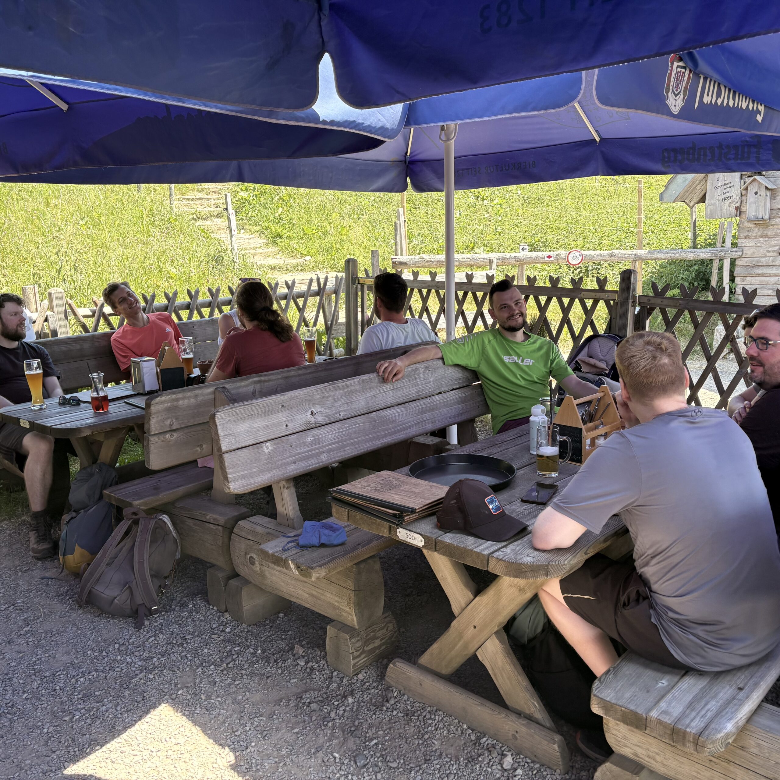 Das Yolawo-Team isst gemeinsam Mittagessen auf einer Hütte.