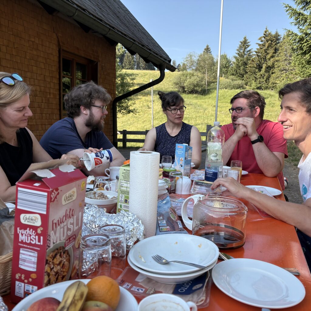 Das Yolawo-Team frühstückt gemeinsam.