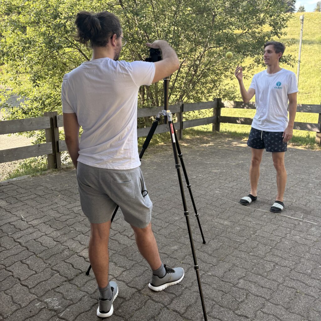 Das Yolawo-Team macht Porträtfotos für die Website.