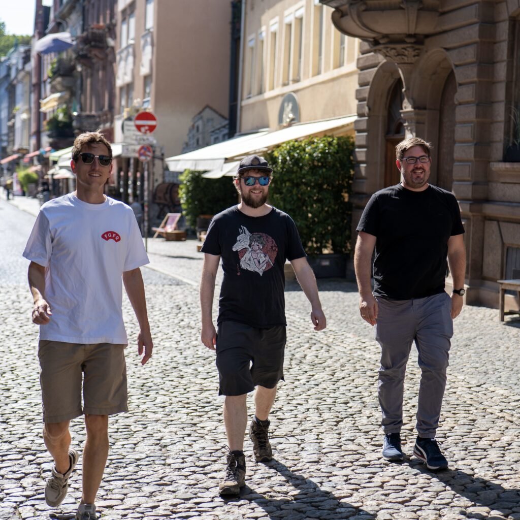 Das Yolawo-Team geht durch die Straßen von Freiburg.