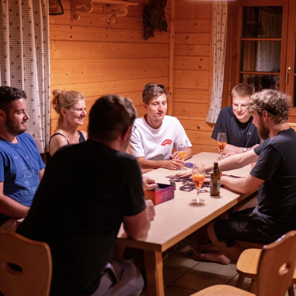 Das Yolawo-Team macht einen Spieleabend zusammen.