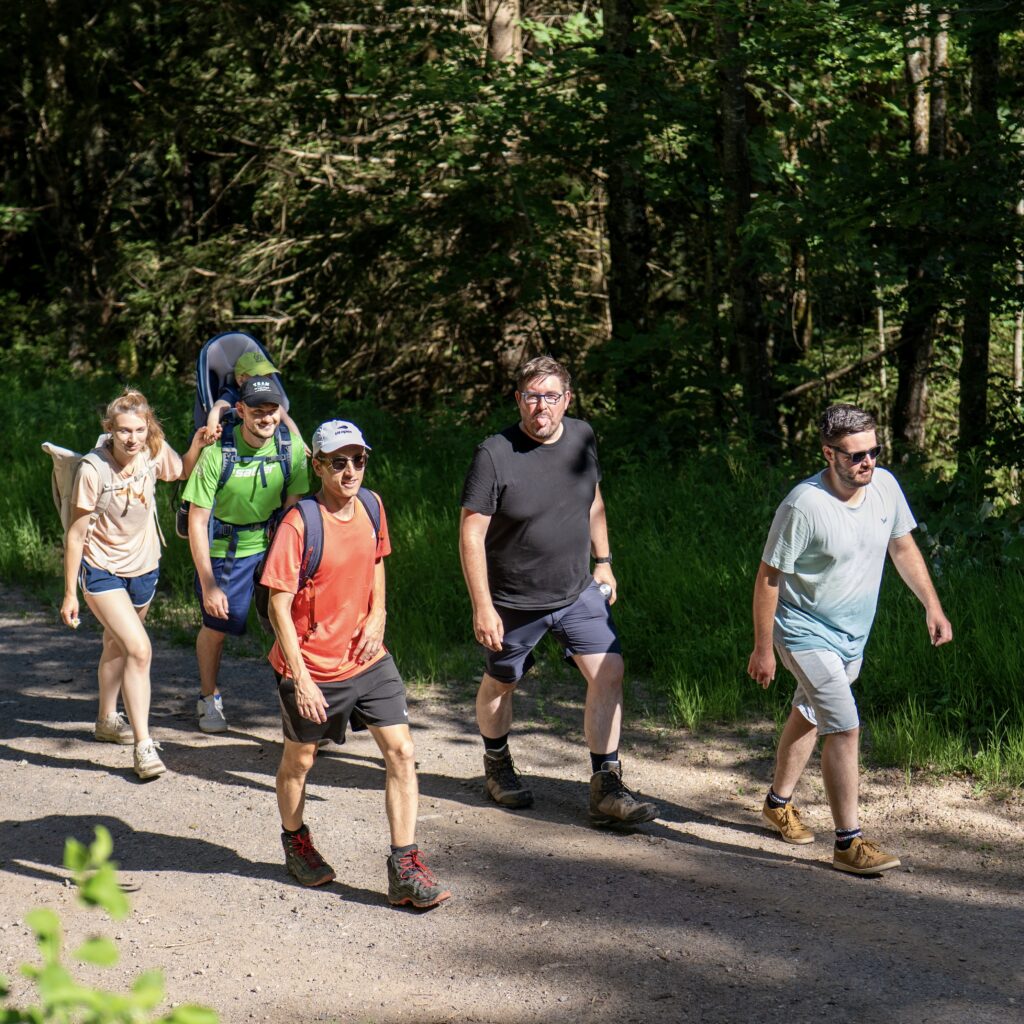 Das Yolawo-Team wandert beim Teamevent in Freiburg.
